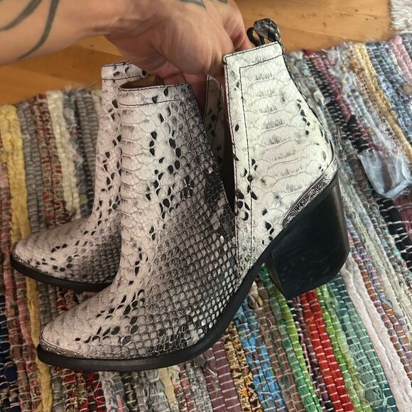 Jeffrey Campbell Black and White Snakeskin Ankle Booties Size 9 - Picture 9 of 16